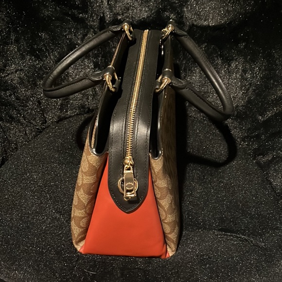 Coach New York - Picture 4 of 5